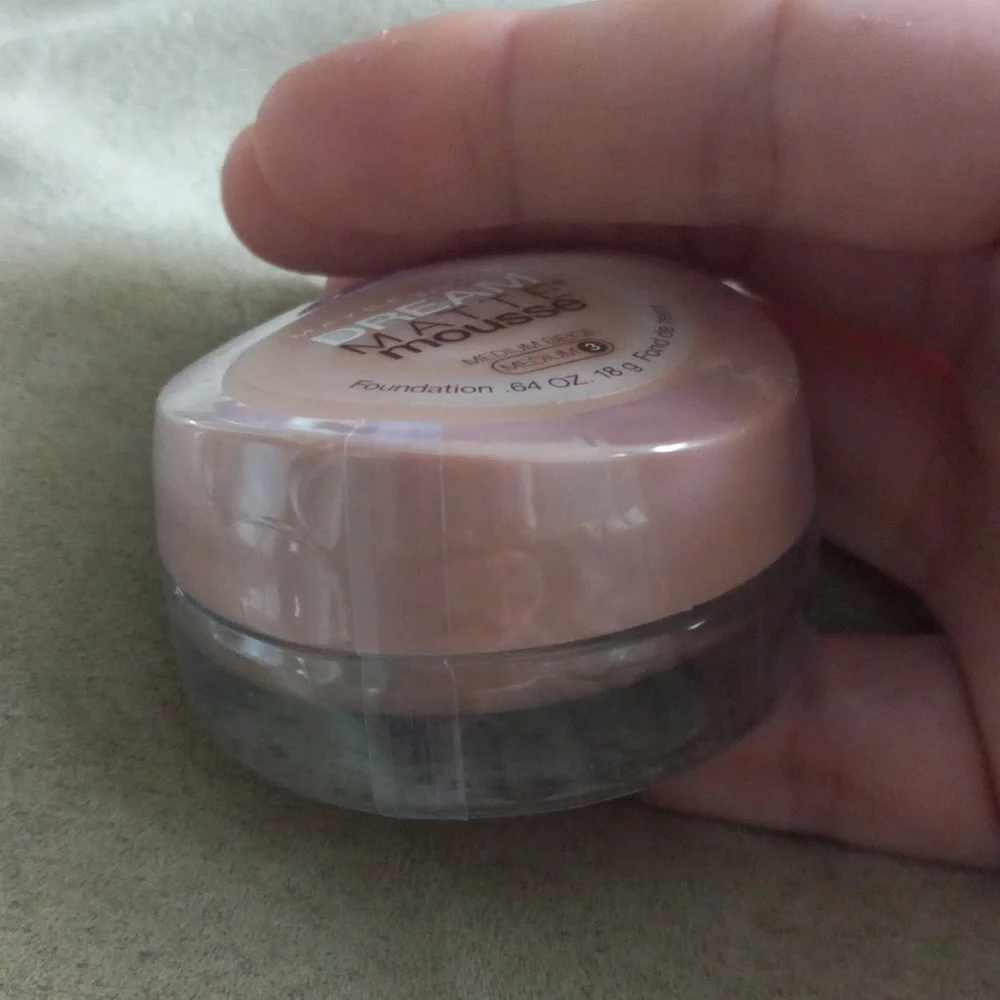 lightweight liquid foundation oil-free matte Maybelline makeup new beach glow - Picture 8 of 8